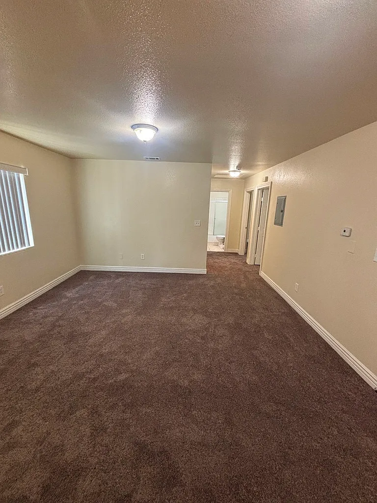 3 bed, 940 sqft, $3,500 — Photo 2