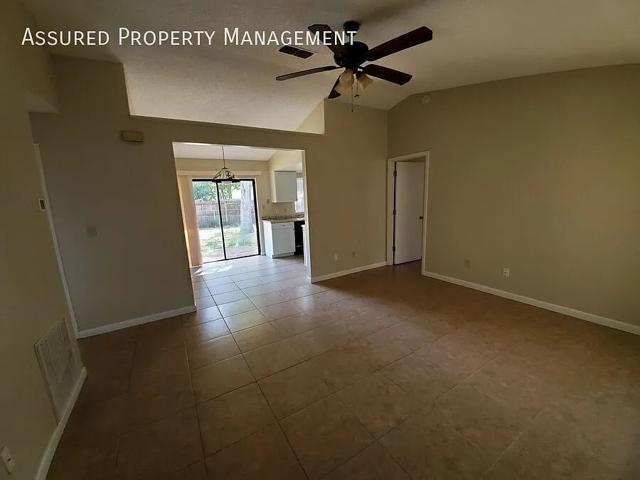 3 bed, 1016 sqft, $2,095 — Photo 2
