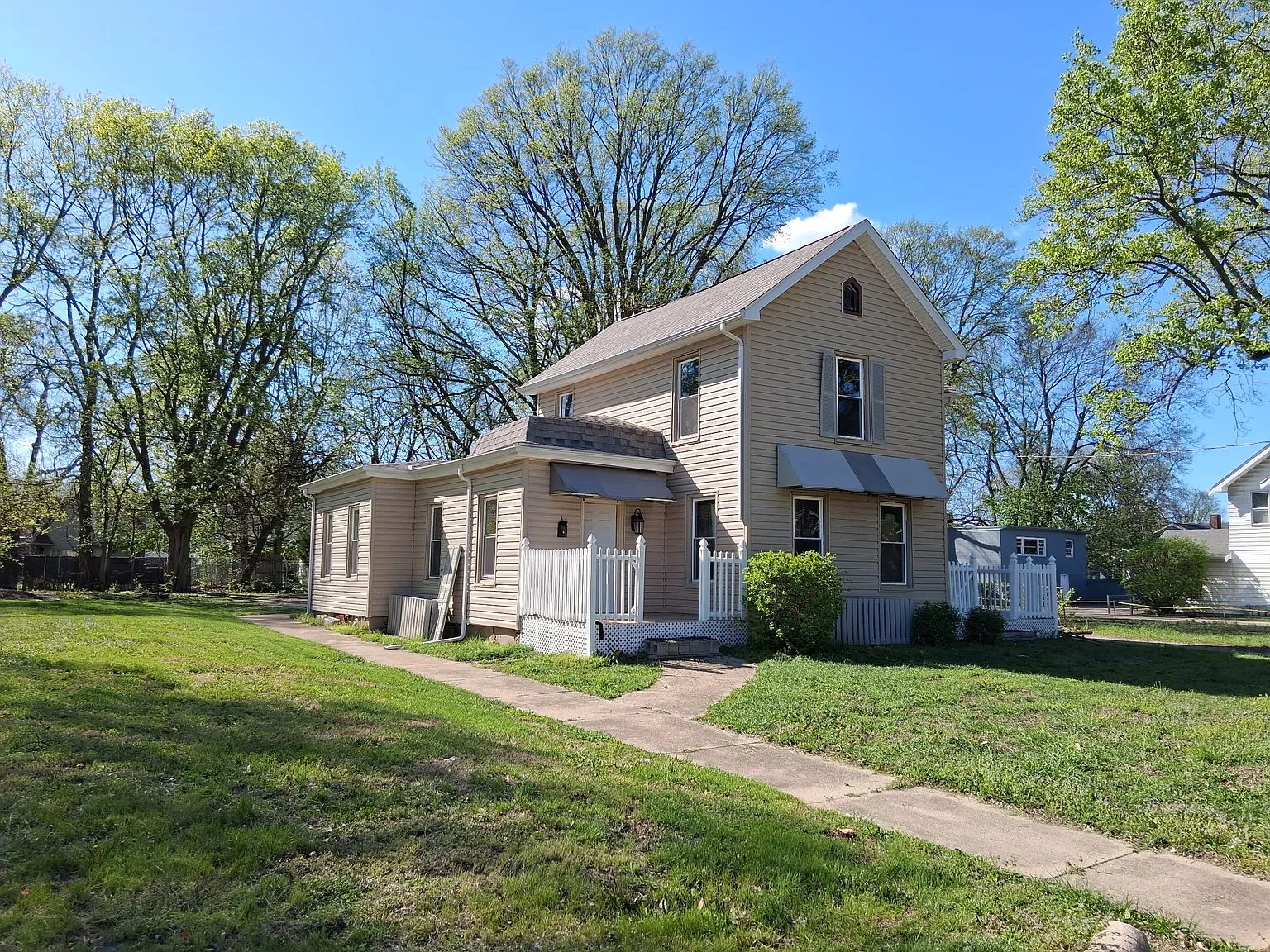 3 bed, 2116 sqft, $825 — Photo 2