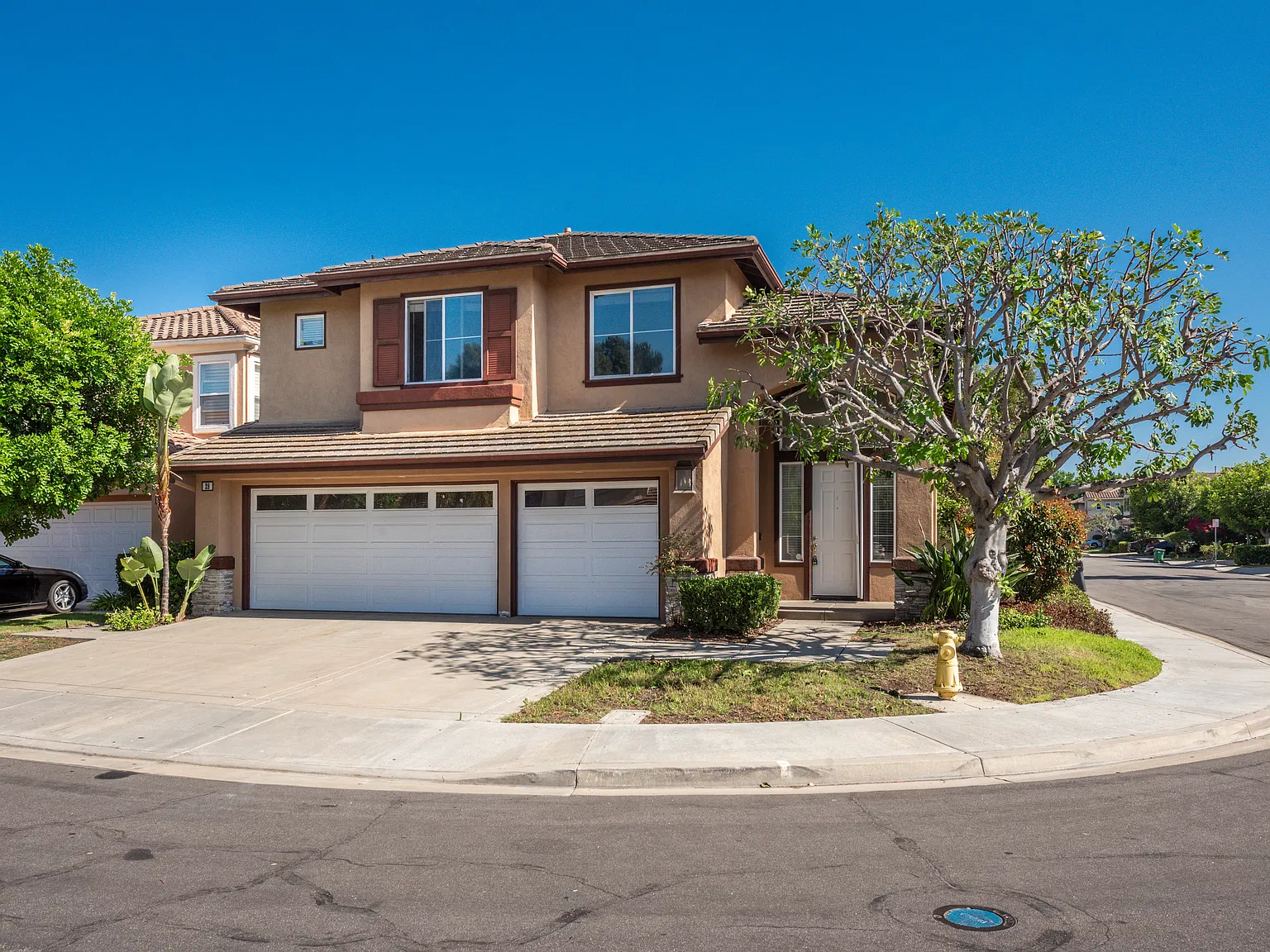 4 bed, 2.5 bath, 2200 sqft, $5,800 — Photo 2