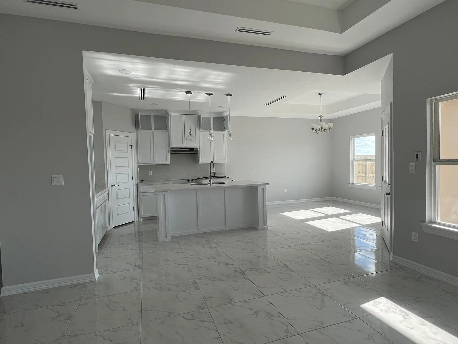 3 bed, 2.5 bath, 1692 sqft, $1,900 — Photo 2