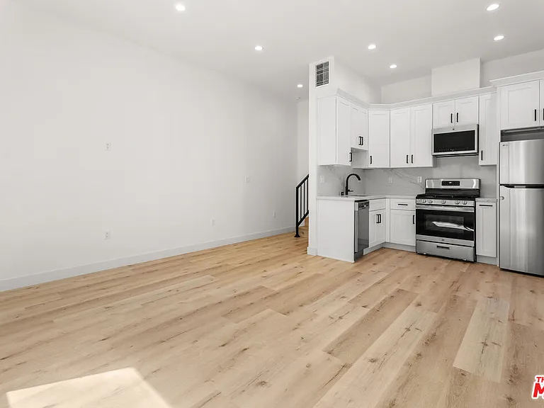 2154 Patricia Ave — Photo 2