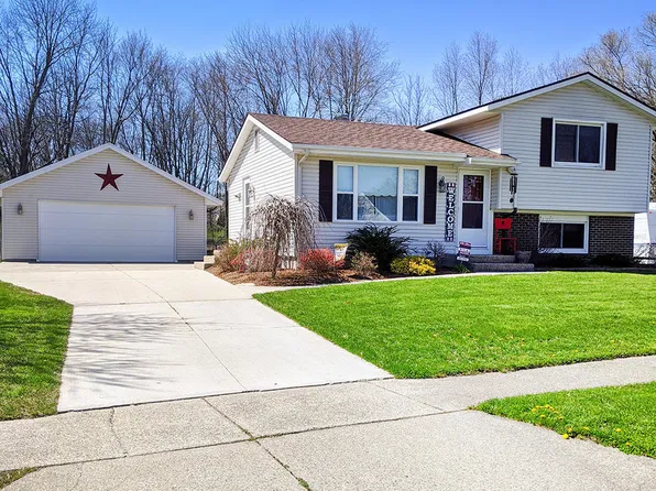 245 Helen Dr NE, Rockford, MI 49341