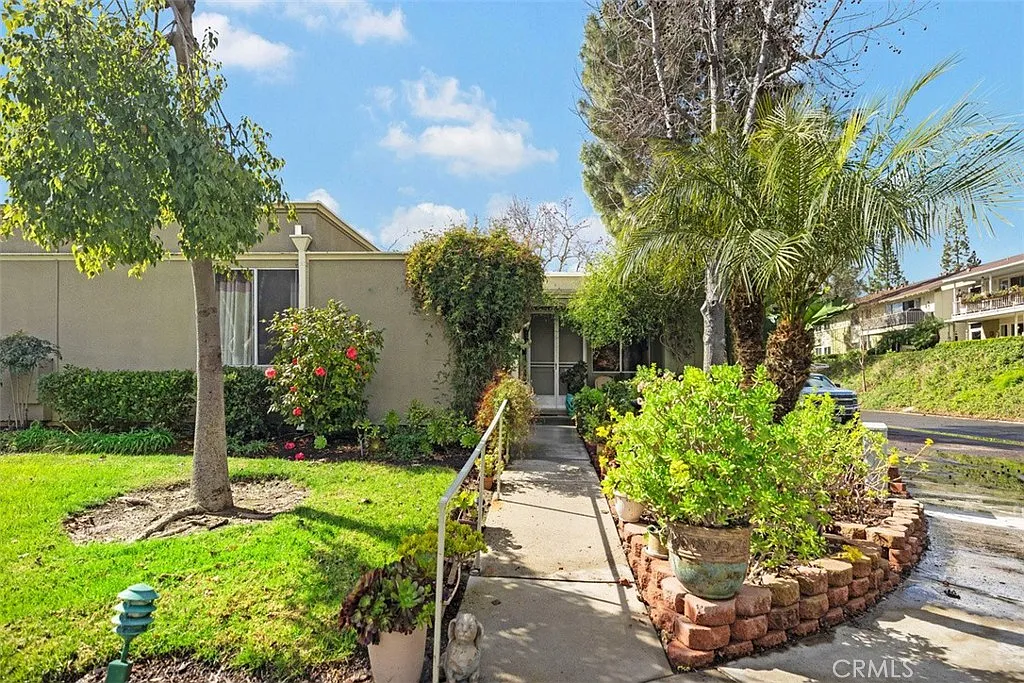 2 bed, 950 sqft, $2,700 — Photo 3