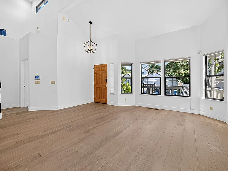 133 Madrid Way — Photo 15