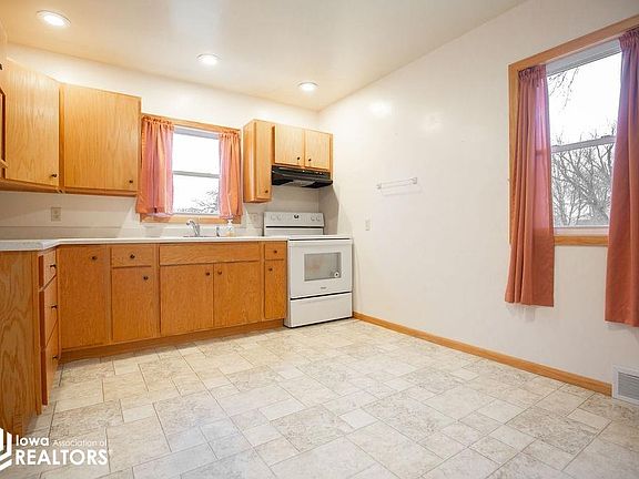 3rd image of 113 Palo Alto St