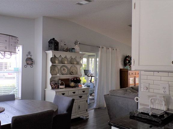 4th image of 4627 Delmar Dr #556