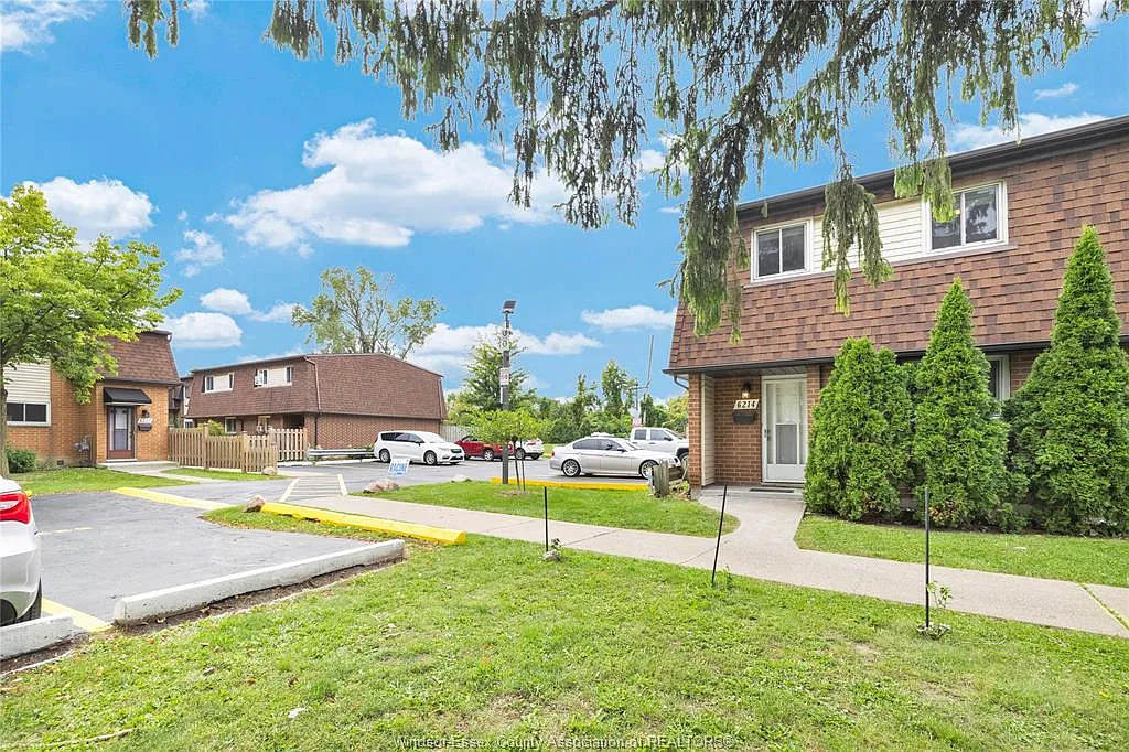 3 bed, 1.5 bath, $2,100 — Photo 1