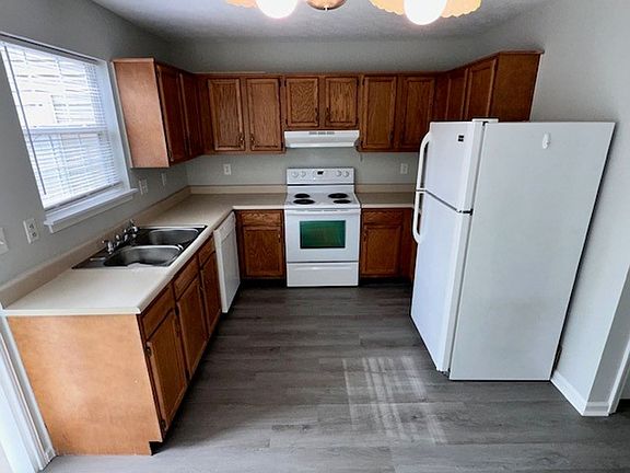 3rd image of 356 Oxford Dr
