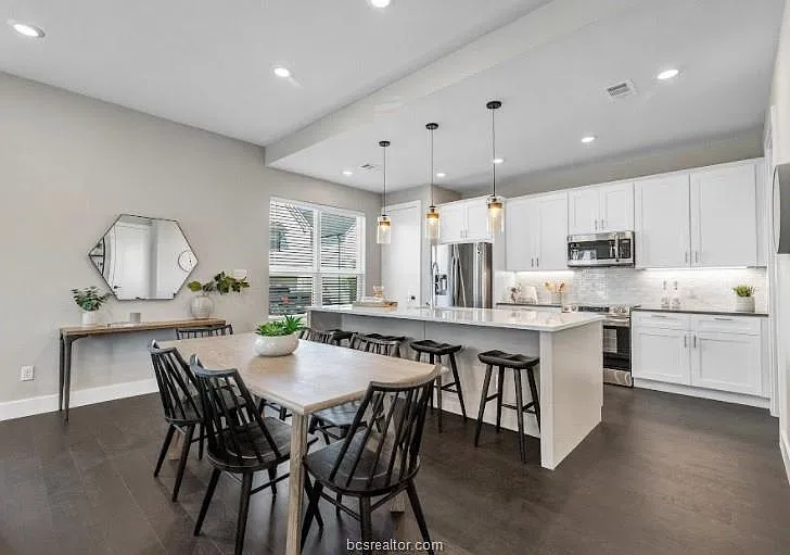 4 bed, 4.5 bath, 2162 sqft, $4,800 — Photo 4