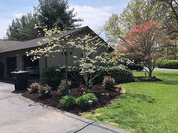 3rd image of 483 Canterbury Dr