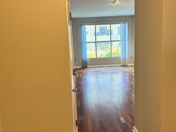 3rd image of 140 S Van Ness Ave Unit 528