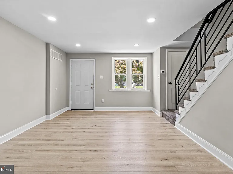 1072 Tremont Dr — Photo 3