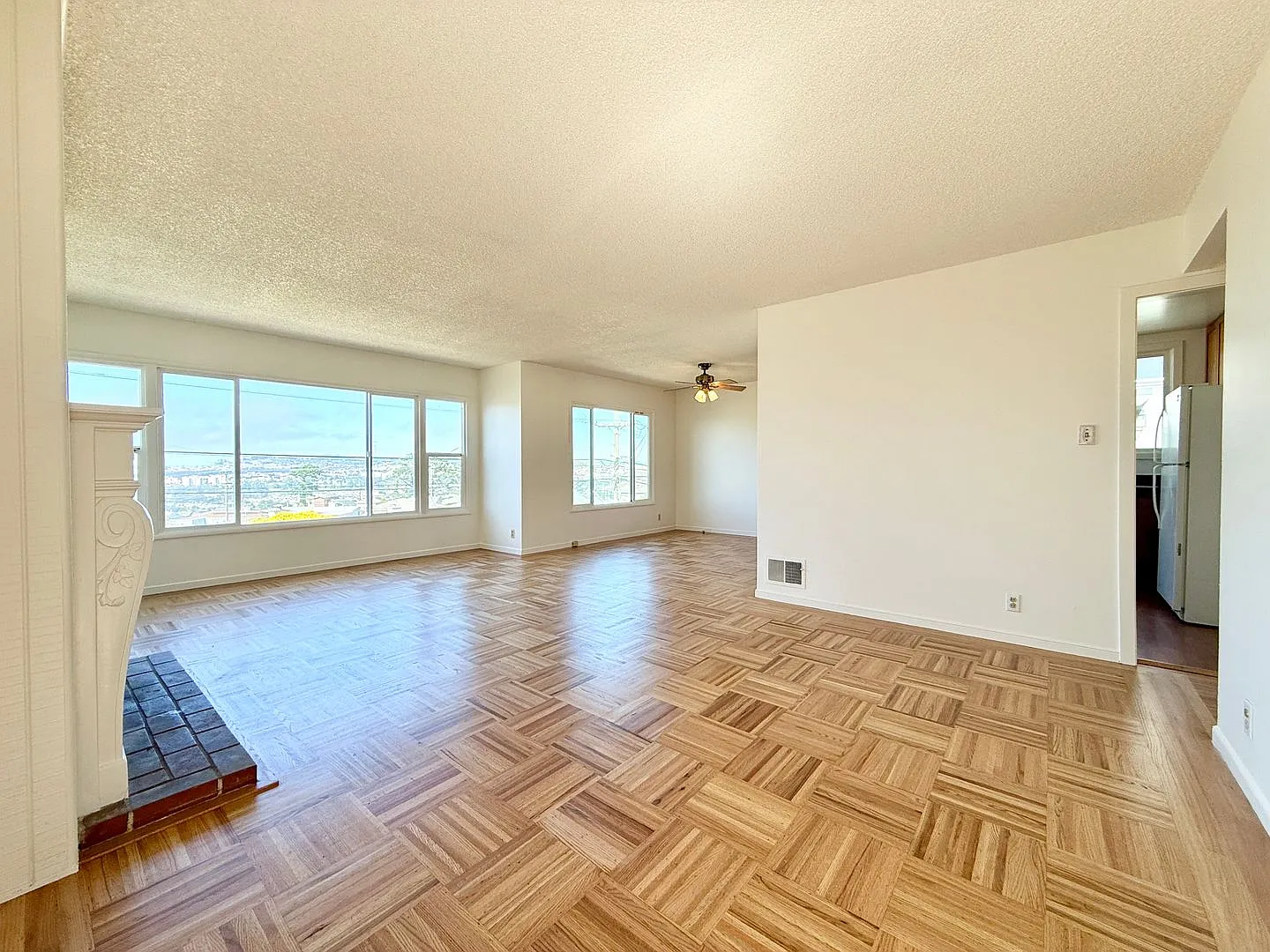 Spacious Single-Family Home in Westlake - Views & Huge Garage! — Photo 2
