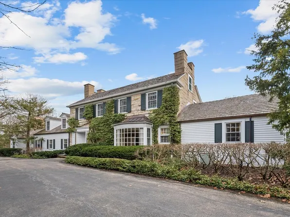 999 E Ringwood Rd S, Lake Forest, IL 60045