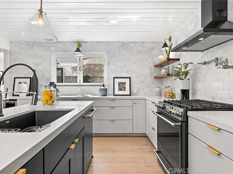 305 Apolena Ave — Photo 9