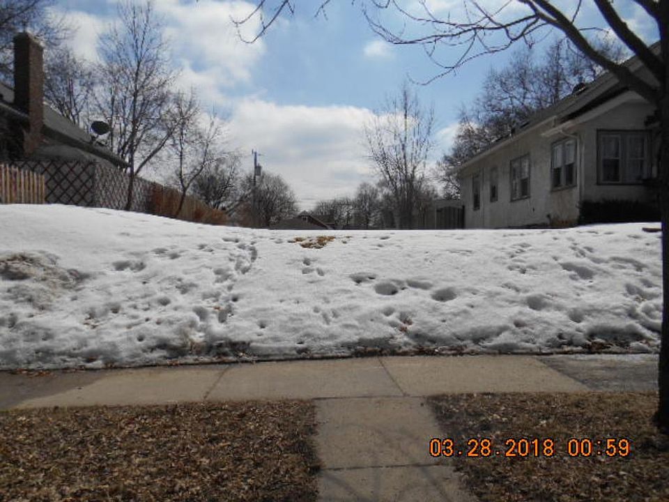 2nd image of 910 Cottage Ave E