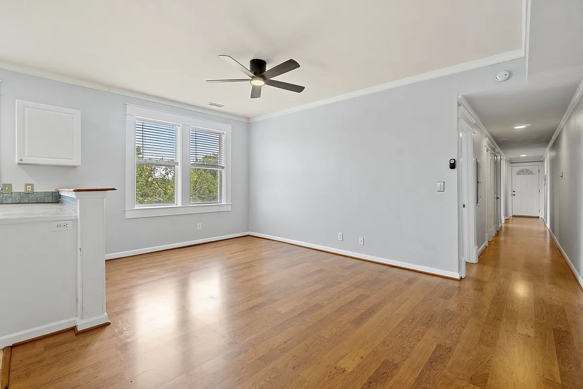 Building Photo - 402 W 31st St #5F