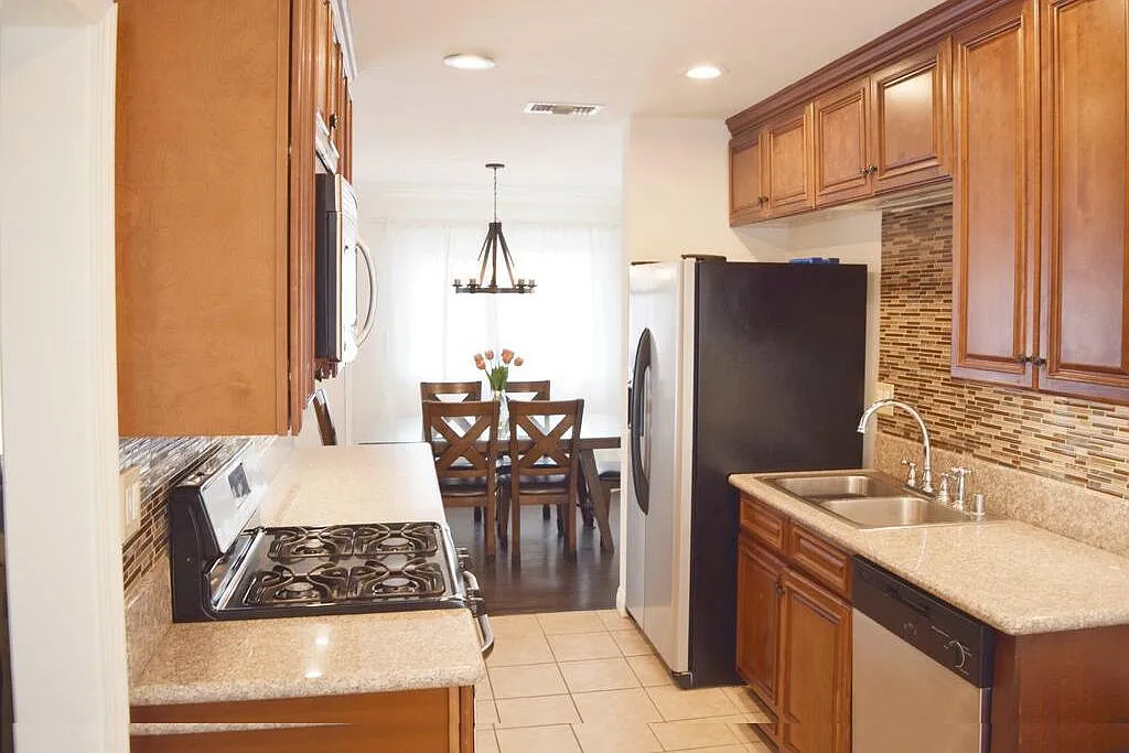 4 bed, $5,200 — Photo 2
