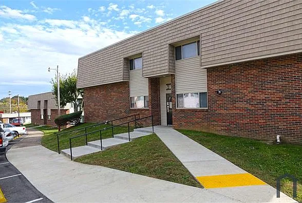110 Moncrief Dr — Photo 1