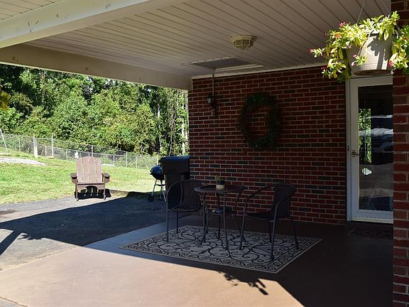 3rd image of 165 Fairfax Cir