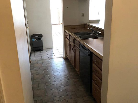 2nd image of 905 Woodbridge Ct Unit G