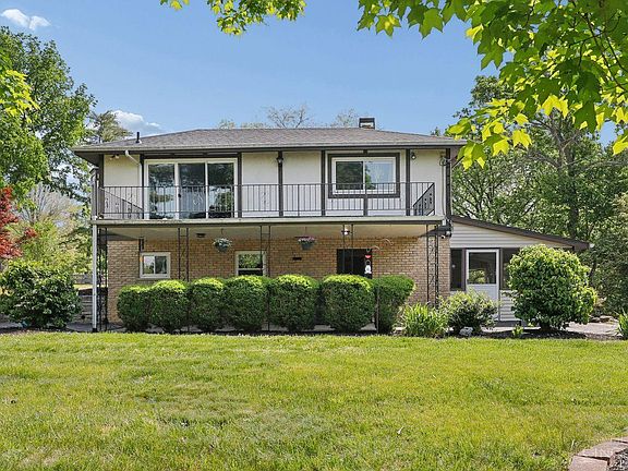 2nd image of 1005 Robin Hill Dr