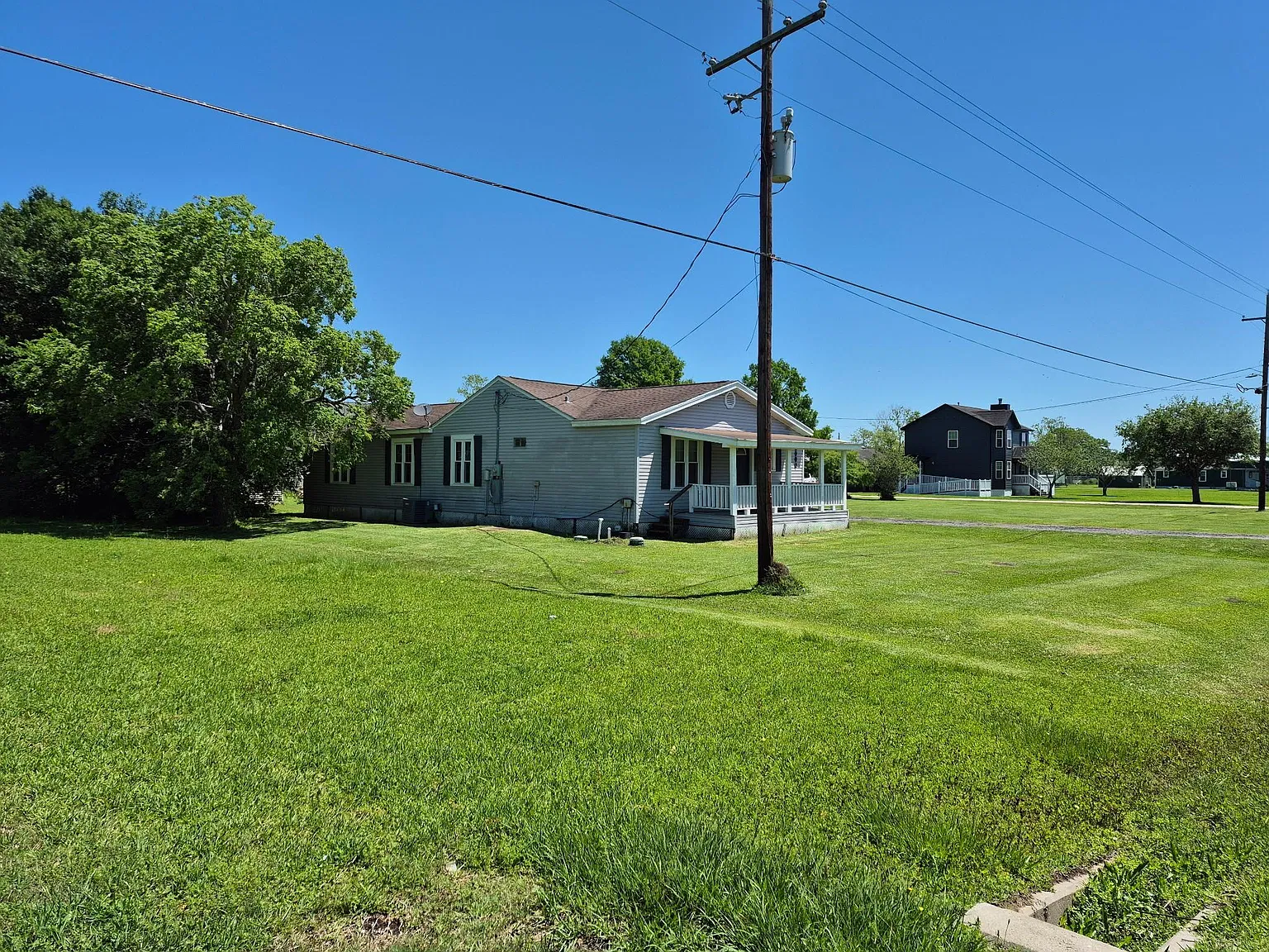 3 bed, 2.0 bath, 1456 sqft, $2,000 — Photo 1