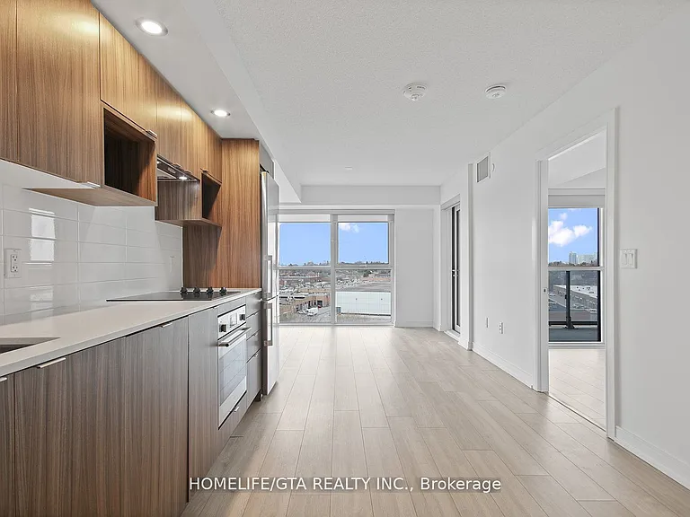 225 Village Green Sq #601 — Photo 5