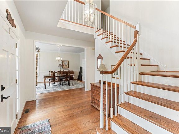 4th image of 115 Twin Creek Ln