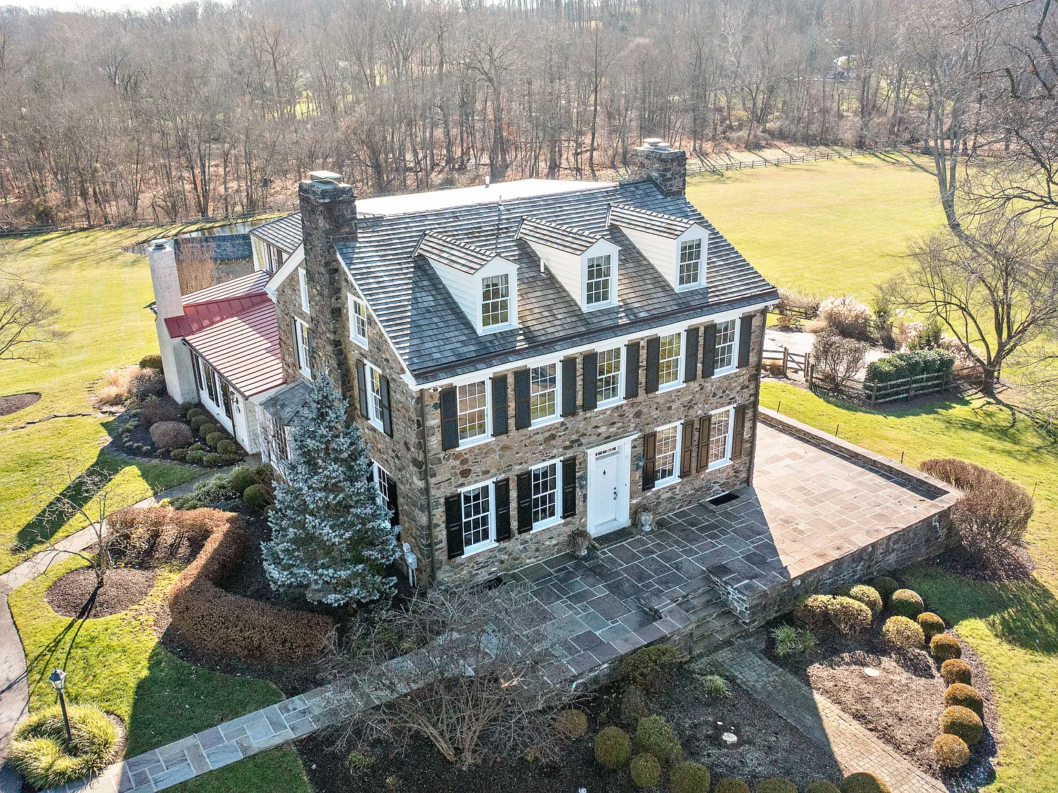 6 bed, 5.5 bath, 5321 sqft, $8,200 — Photo 1