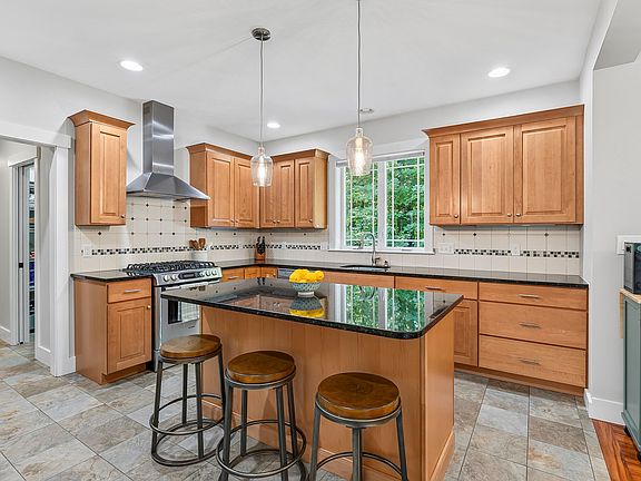 3rd image of 33 Cardinal Drive