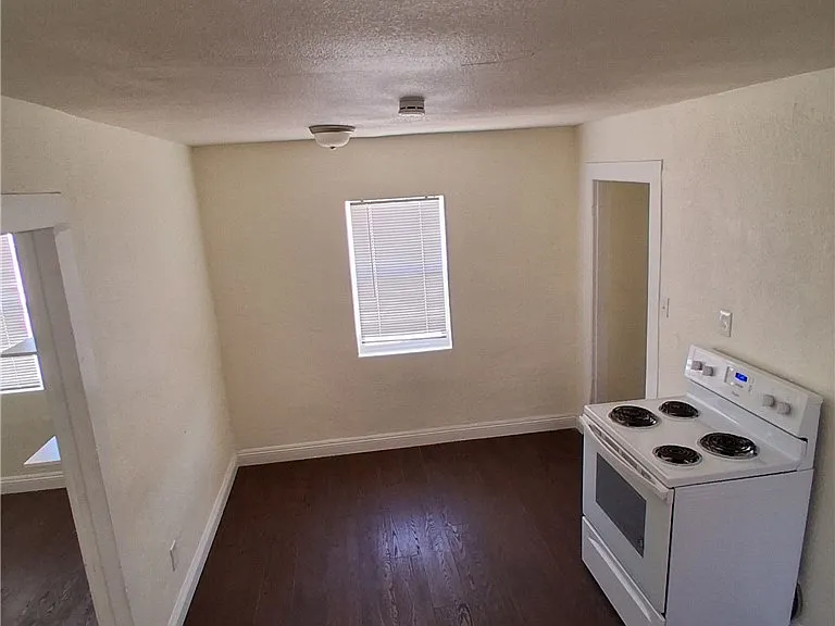 413 W Van Buren Ave #8 — Photo 3