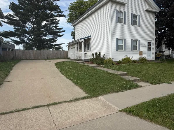 704 1st St E, Independence, IA 50644