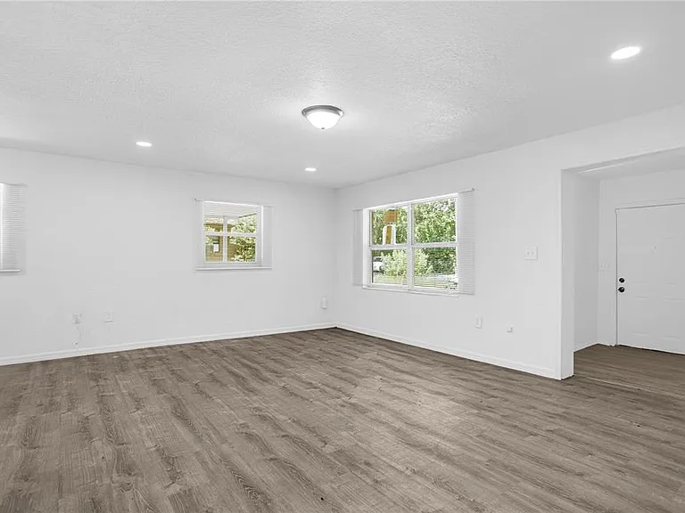 516 Pitt St — Photo 15