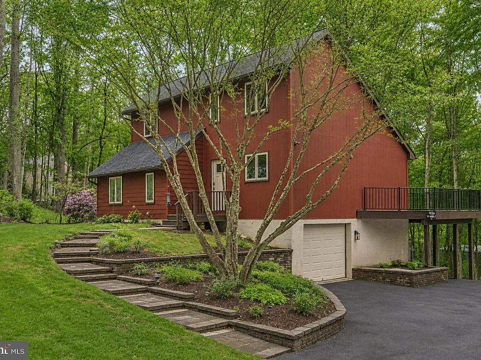 1st image of 8 Laurel Dr