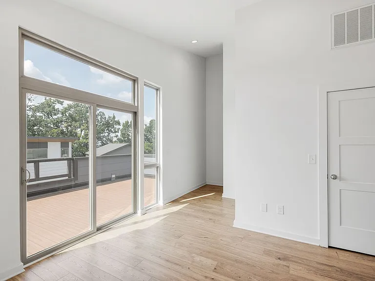 3060 Edwin Cir — Photo 18