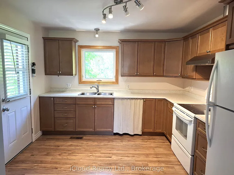 481 24th St W — Photo 4
