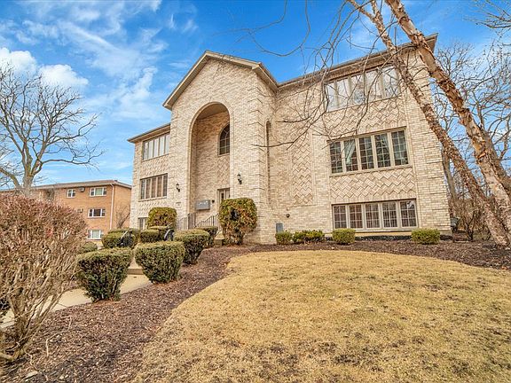 4th image of 32 E Hattendorf Ave APT 1B