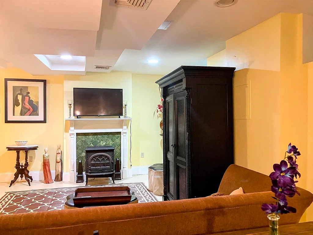 1 bed, 1.0 bath, 700 sqft, $2,300 — Photo 3