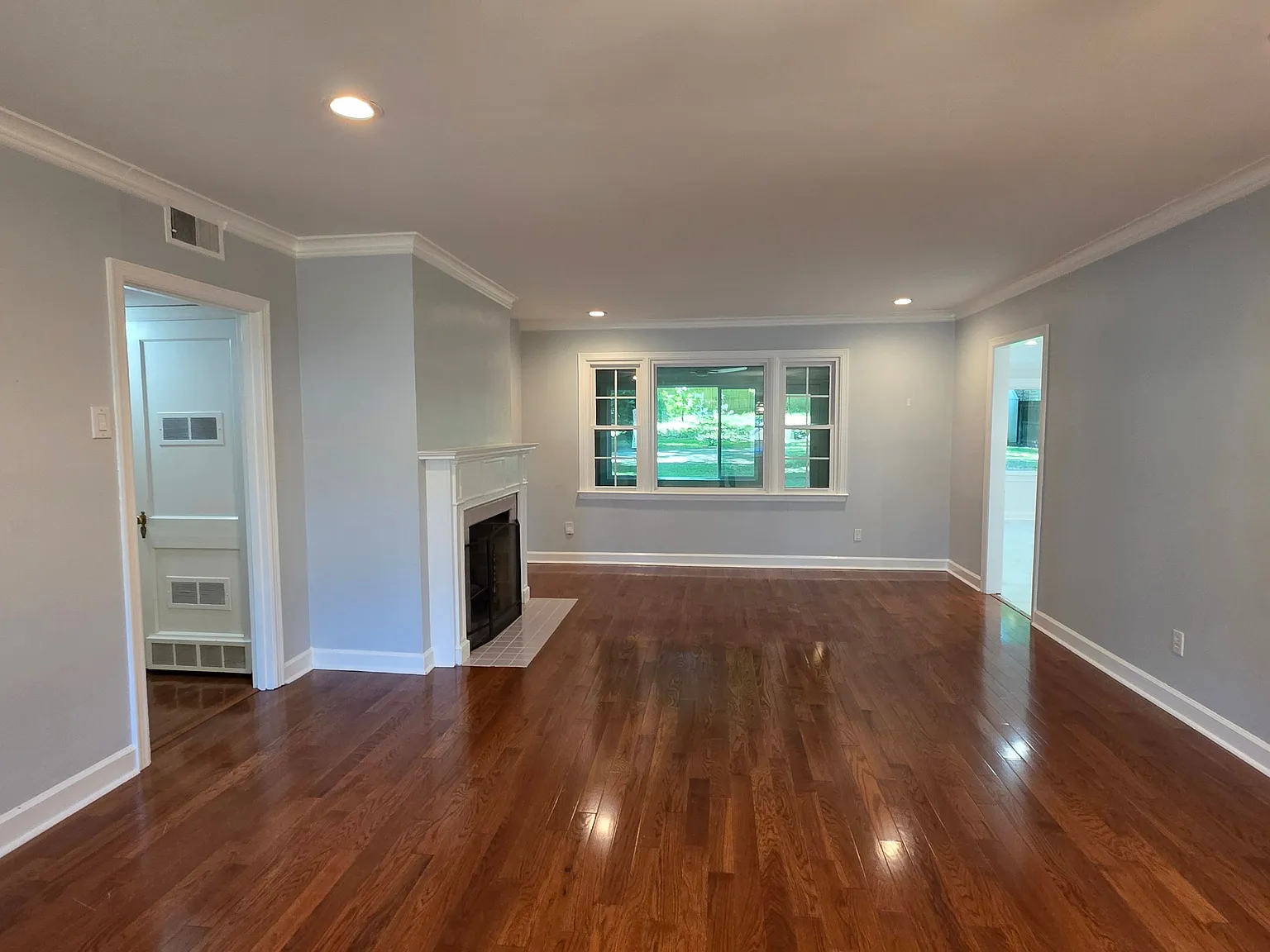 Spacious Two-Story Home with Sunroom, Fireplace & Fenced Backyard — Photo 4
