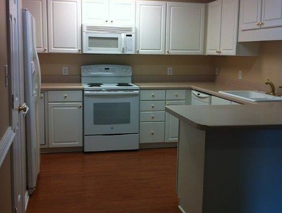 3rd image of 112 Glenwood Cir