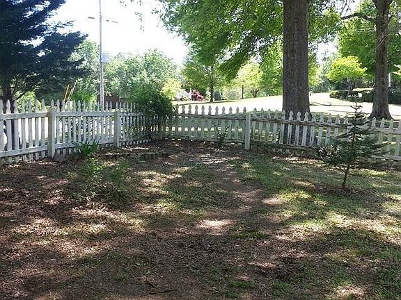2nd image of 331 Oakwood Dr