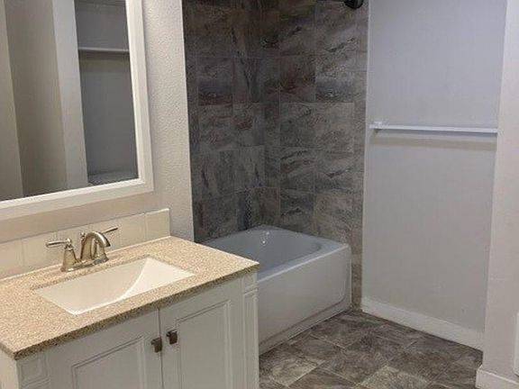 4th image of 220 W Cliff Dr
