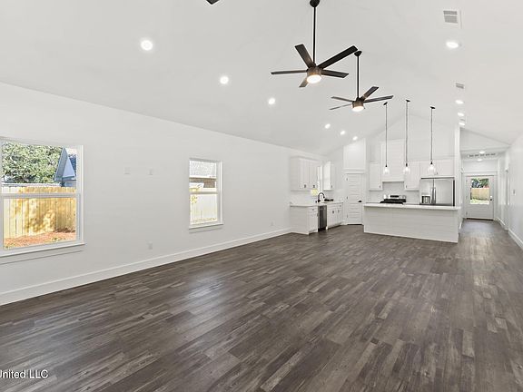 4th image of 632 Oakleigh Ave