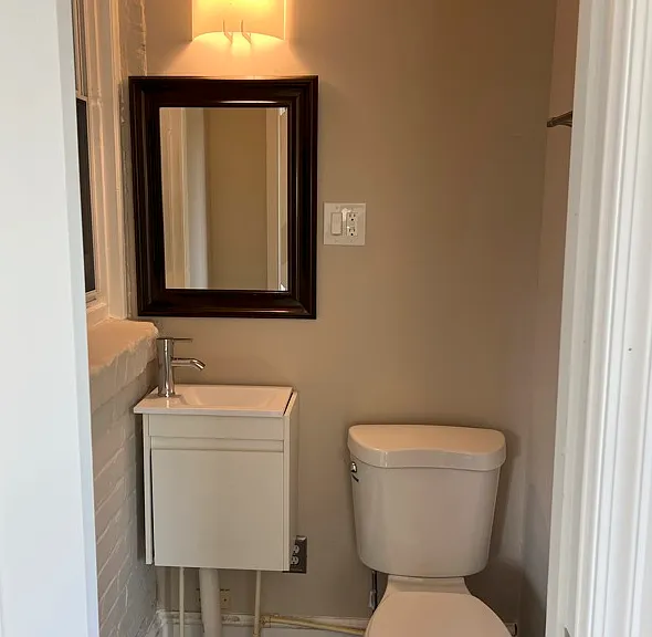 Downstairs 1/2 Bath