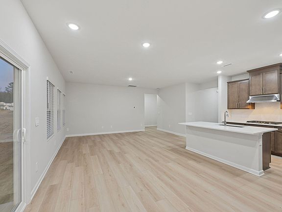 5th image of 2147 Topsail Rd