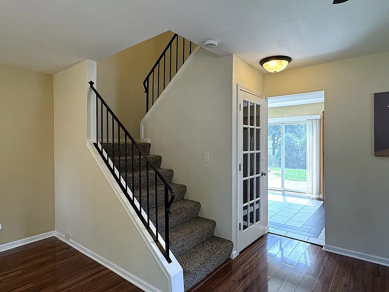 1142 Greensfield Dr — Photo 4