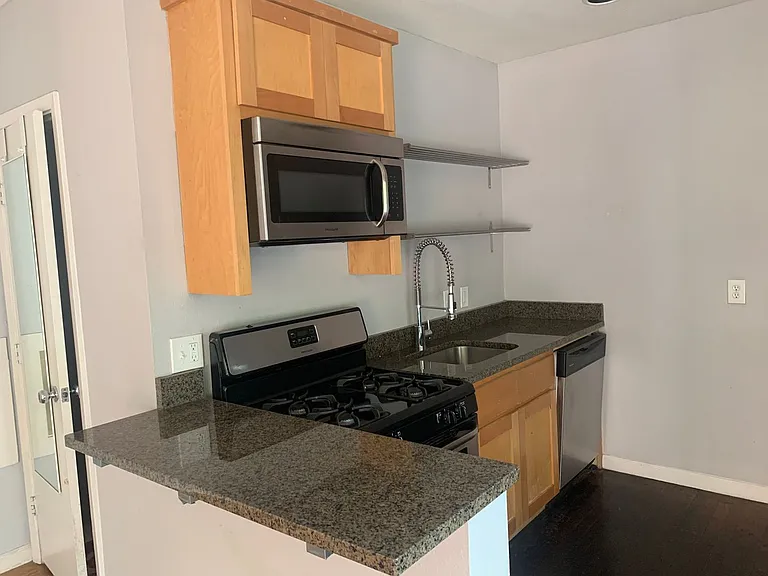502/504 Elmwood Studios — Photo 28