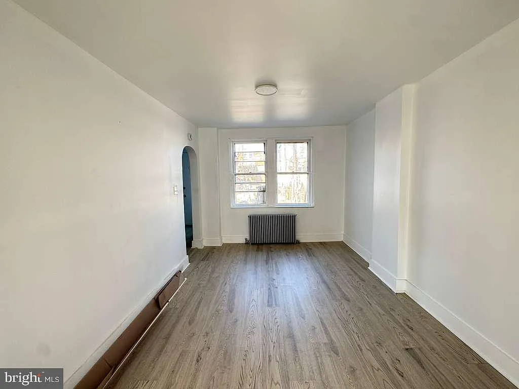3 bed, 1.0 bath, 1040 sqft, $1,900 — Photo 4